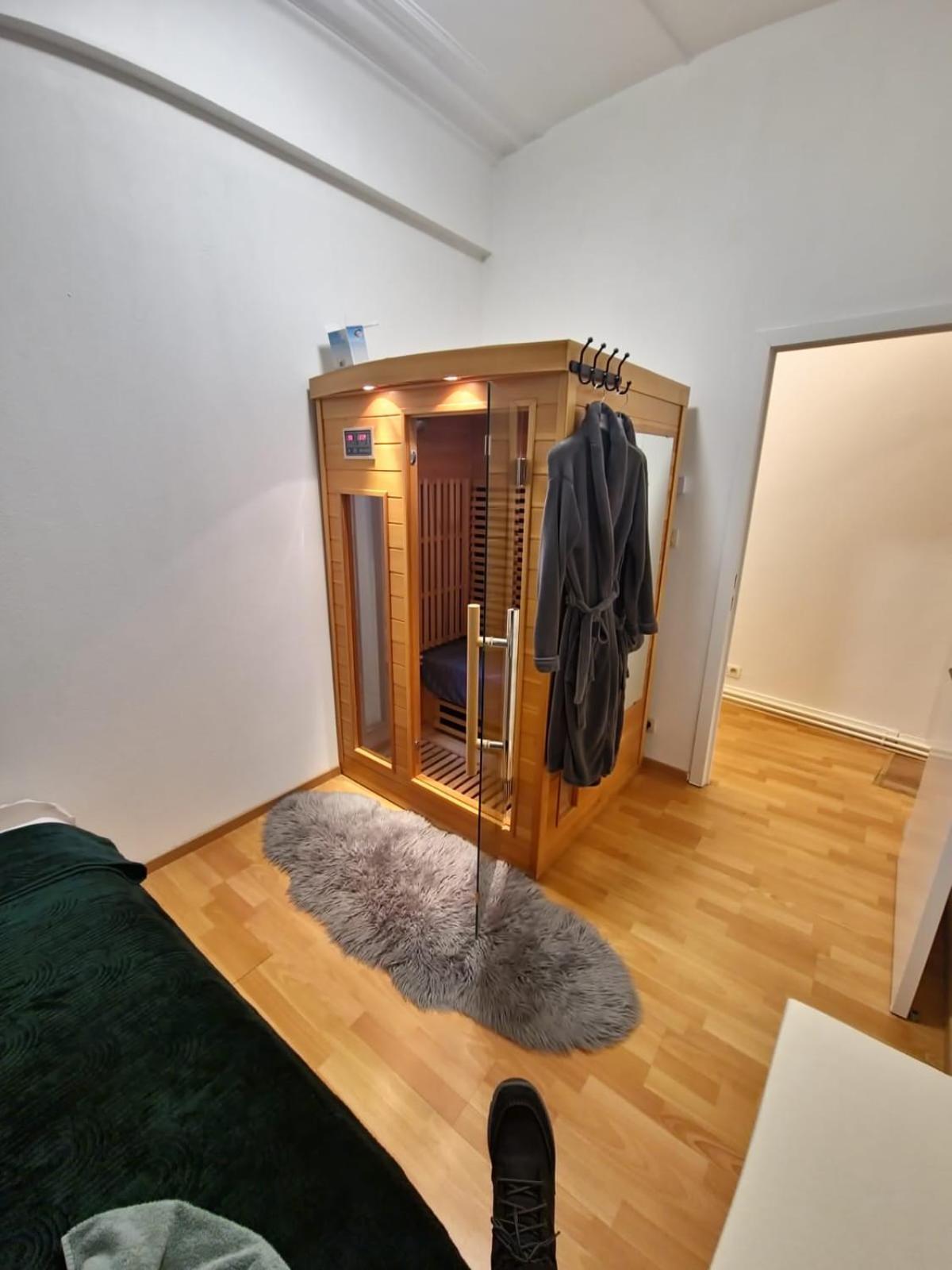 Sauna, Atomium, Expo Brussels, Stadium Roi Baudoin, Kinepolis, Planetarium, Centre Ville Brussels Luaran gambar